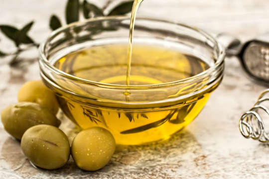 OLIVE OIL POLYGLYCERYL-6 ESTERS